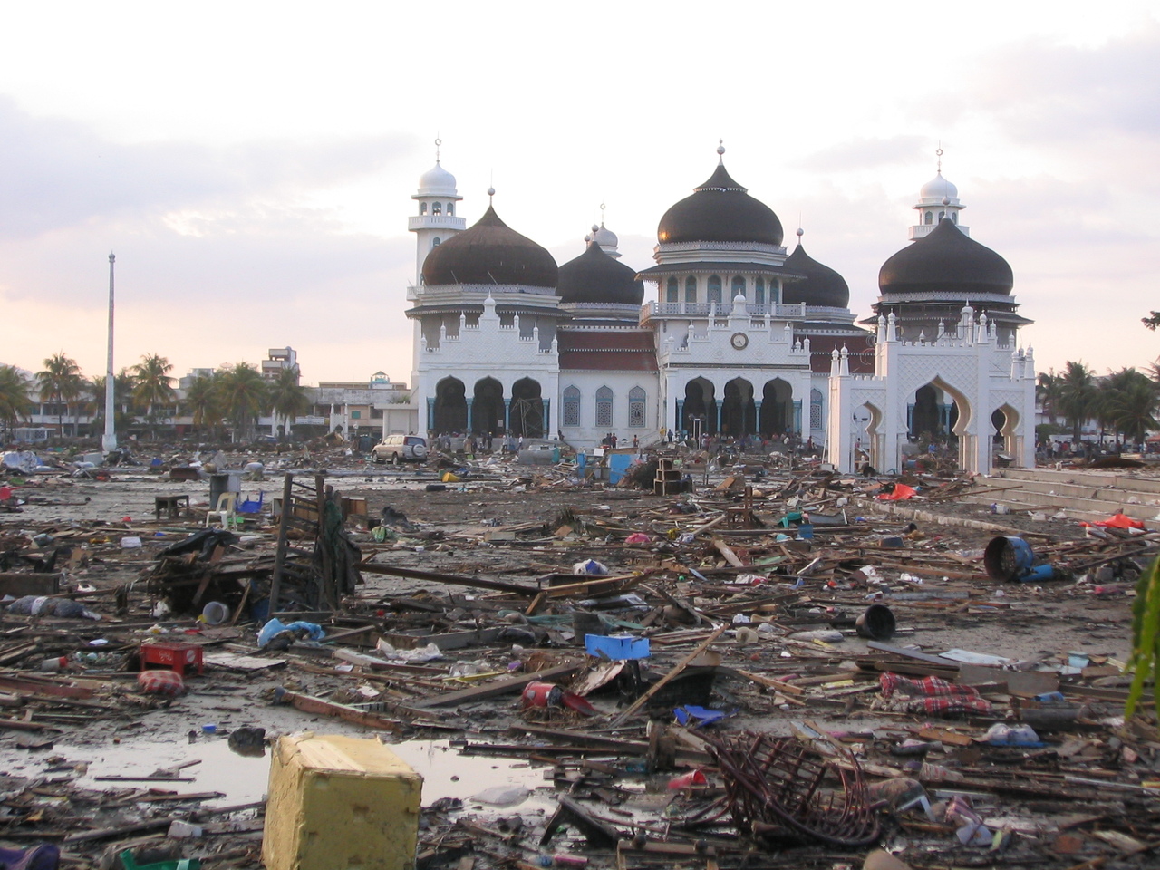 Peristiwa Tsunami di Aceh 2004.