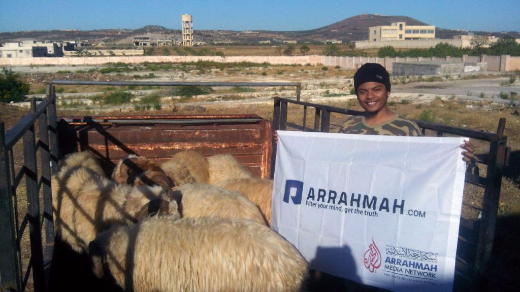 Ridwan Abdul Hayyie (semoga Allah merahmatinya) pada Idul Adha 1435 H yang lalu menyampaikan amanah qurban muslim Indonesia bersama arrahmah.com kepada pengungsi di Aleppo, Suriah.