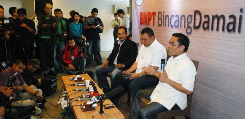 Juru Bicara Badan Nasional Penanggulangan Teroris (BNPT) Irfan Idris (kanan) dan Pengamat terorisme Universitas Indonesia (UI) Nasir Abbas (kiri) saat menggelar konferensi pers terkait ISIS di Indonesia dan upaya pencegahan di Jakarta, Kamis (19/3).