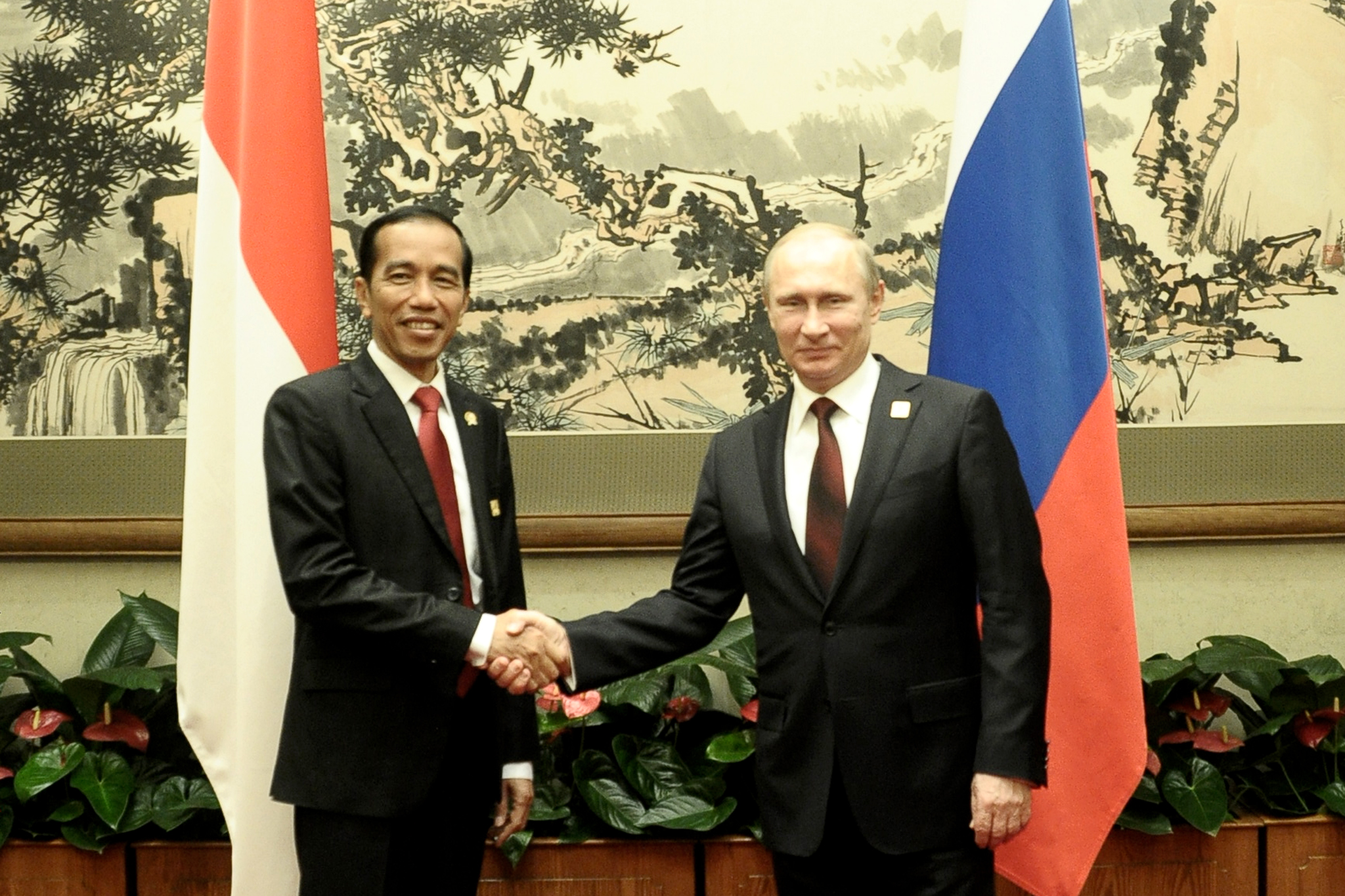Presiden RI Joko Widodo bersalaman dengan Presiden Rusia Vladimir Putin di sela-sela penyenggaraan pertemuan Forum Kerja Sama Ekonomi (APEC) di Beijing, Senin (10/11/2014).