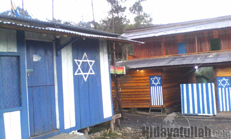Dengan back-round bendera Israel di sebuah kios di Tolikara seorang relawan mengabadikan fakta kerjasama Israel dan GIDI